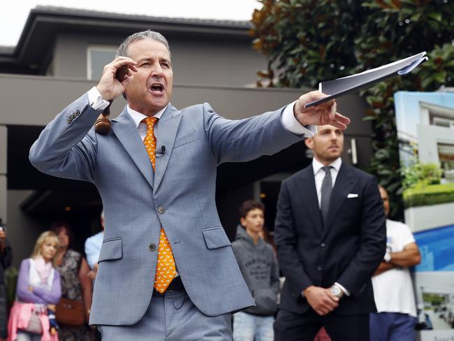 SUNDAY TELEGRAPH- 27.2.21Auction at 31 Reina st in North Bondi which sold for a staggering $6.1M this afternoon. Auctioneer James Keenan pictured with a huge crowd in attendance. Picture: Sam Ruttyn