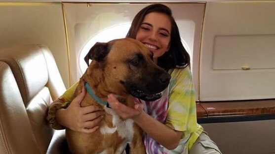 Pluto and Isabela Moner on board a private jet. Photo: Instagram - @plutogoodboi