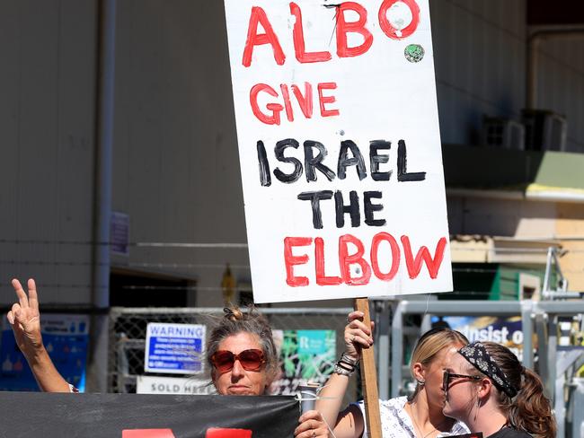 BANGALOW, AUSTRALIA - NCA NewsWire Photos - APRIL 10th, 2024: , Palestine  protesters wait for The Prime Minister, Mr Anthony Albanese MP, whom is in Bangalow, NSW today with the Member for Richmond, Justine Elliot. to  attend the opening of Beacon Laundry.Picture: NCA NewsWire / Scott Powick