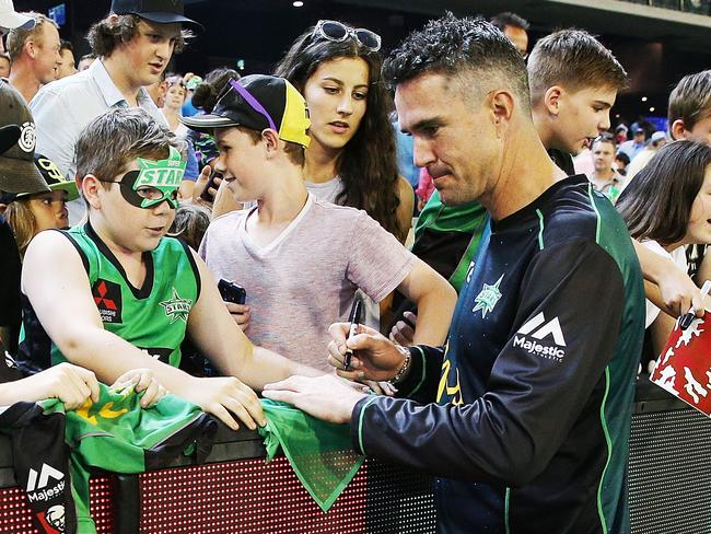 Kevin Pietersen signs autographs for fans at the MCG.