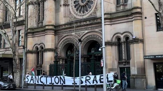 Pro-Palestinian protesters target The Great Synagogue in October 2024.