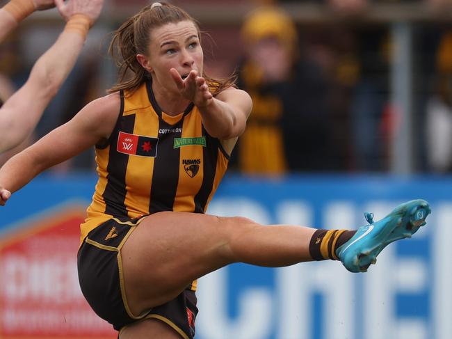 MELBOURNE, AUSTRALIA - OCTOBER 19: Aileen Gilroy of the Hawks kicks a goal during the round eight AFLW match between Hawthorn Hawks and Greater Western Sydney Giants at Kinetic Stadium, on October 19, 2024, in Melbourne, Australia. (Photo by Daniel Pockett/Getty Images)