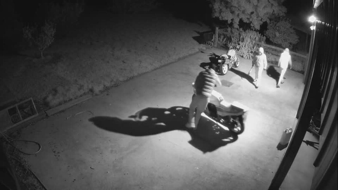 Bendigo burglars caught on camera stealing motorbikes