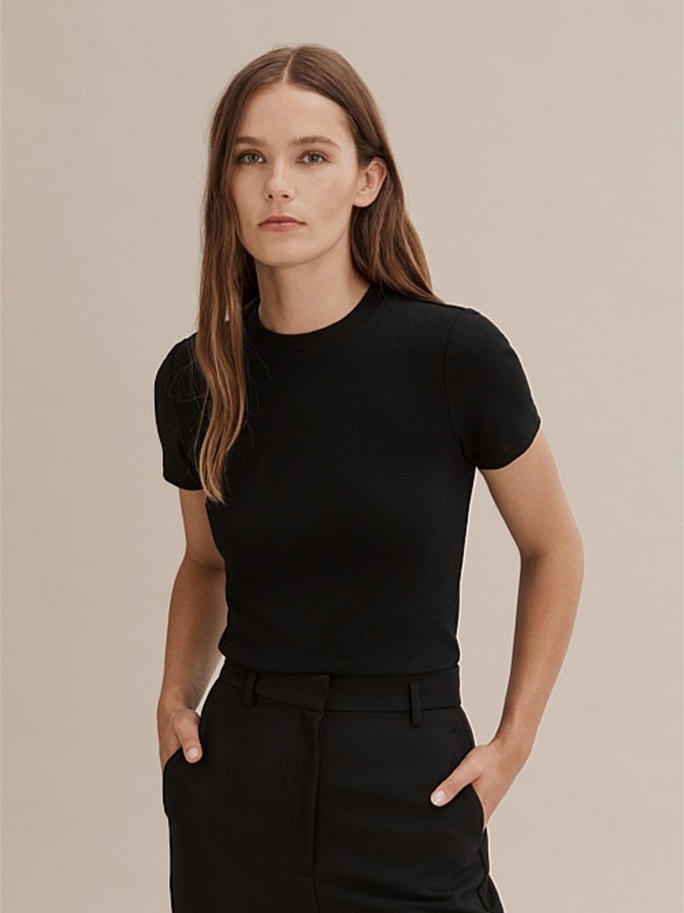 Black t shirt outlet female