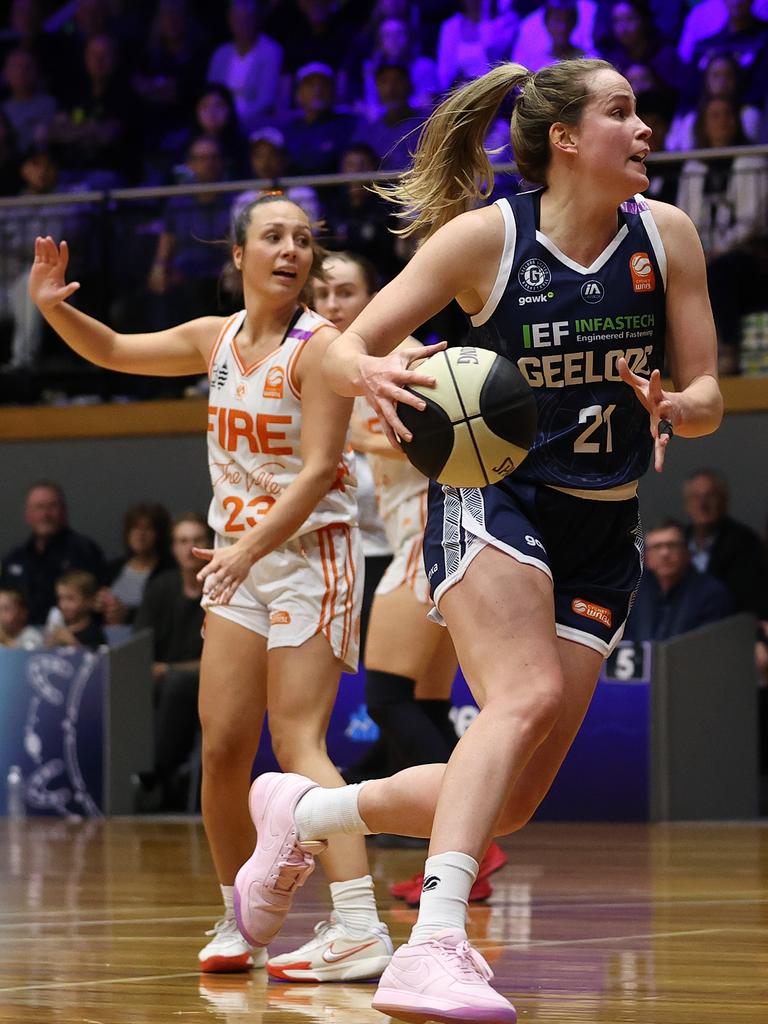 GEELONG, AUSTRALIA - OCTOBER 30: Keely Froling of Geelong United dribbles the ball during the round one WNBL match between Geelong United and Townsville Fire at The Geelong Arena, on October 30, 2024, in Geelong, Australia. (Photo by Kelly Defina/Getty Images)