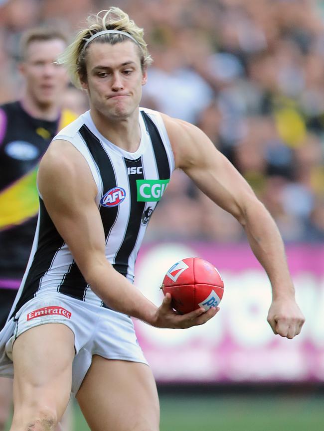 Darcy Moore gets a handball away. Picture: Alex Coppel