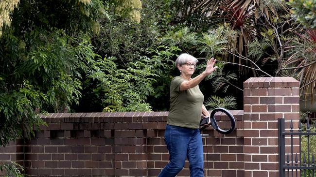 An Anthony Albanese staff member drops off a modelling light to the ALP leaders home. Picture: Jeremy Piper