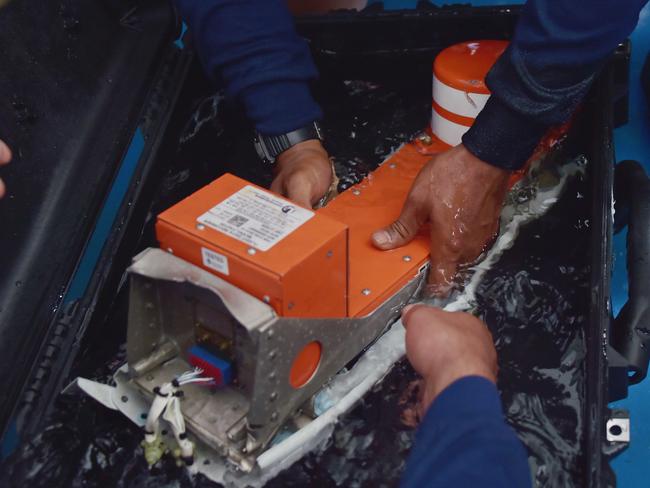 AirAsia Flight QZ8501: Indonesian Divers Retrieve Black Box | News.com ...