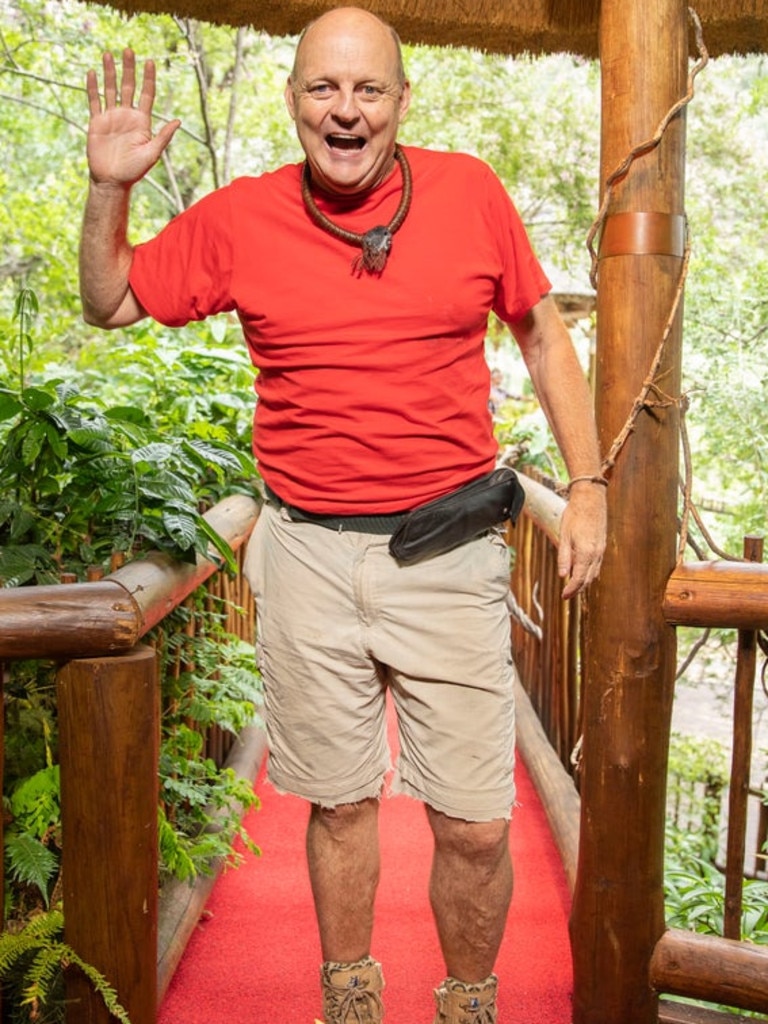Billy Brownless lämnar djungeln. Bild: Kanal 10.