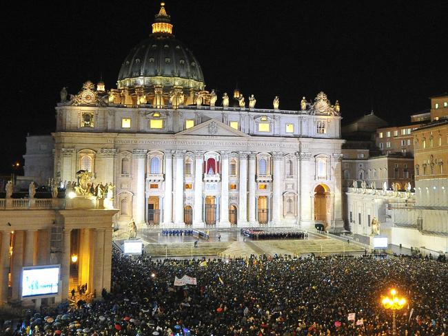 (FILES) A general view shows the crowd at St Peter's Square after white smoke billowed from the chimney of the Sistine Chapel announcing that Catholic Church cardinals had elected a new pope during a conclave on March 13, 2013 at the Vatican. Pope Francis died on April 21, 2025 aged 88, a day after making a much hoped-for appearance at Saint Peter's Square on Easter Sunday, the Vatican said in a statement. (Photo by Tiziana FABI / AFP)