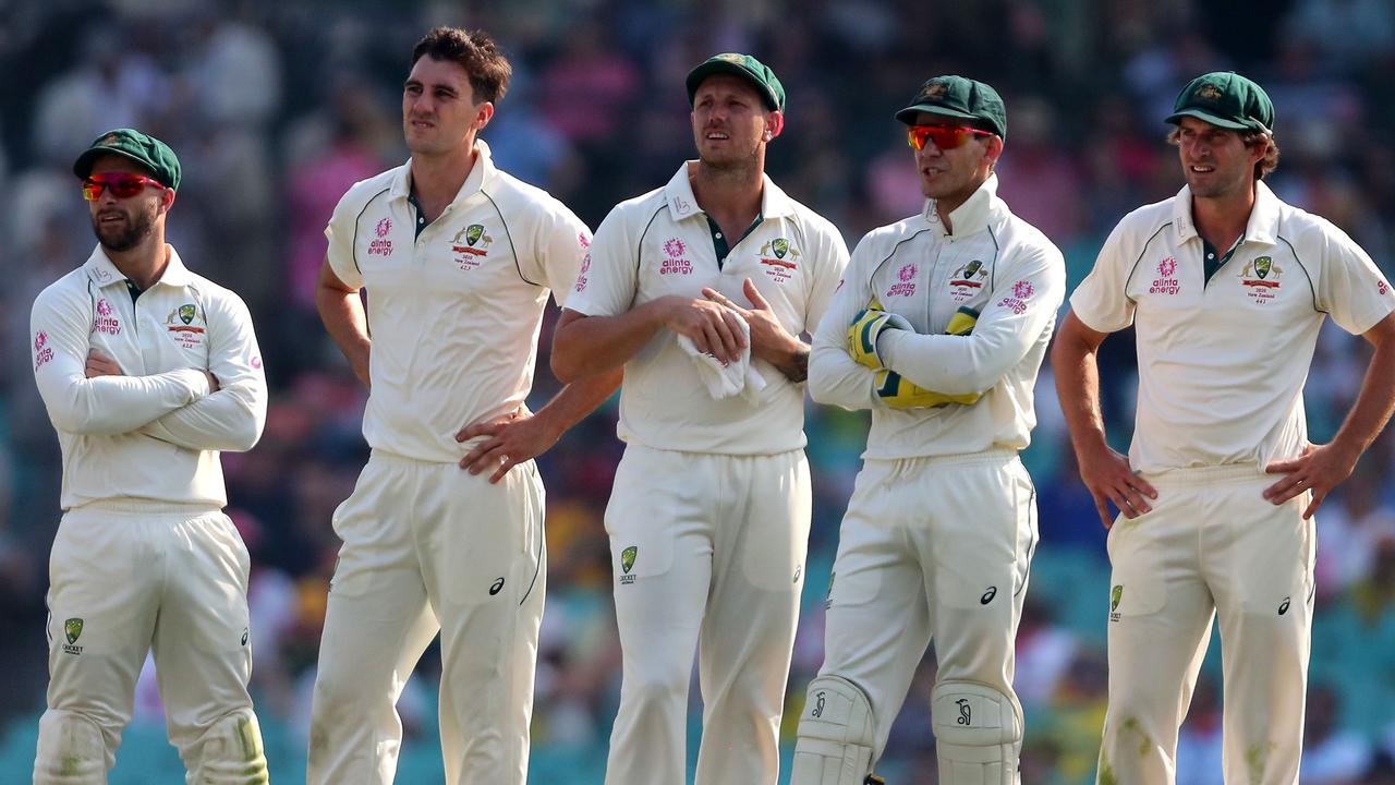 (L-R) Australia's Matthew Wade, Tim Paine, James Pattinson, Pat Cummins and Joe Burms watch the scoreboard for a DRS review during the second day of the third cricket Test match between Australia and New Zealand at the Sydney Cricket Ground in Sydney on January 4, 2020. (Photo by JEREMY NG / AFP) / — IMAGE RESTRICTED TO EDITORIAL USE – STRICTLY NO COMMERCIAL USE —