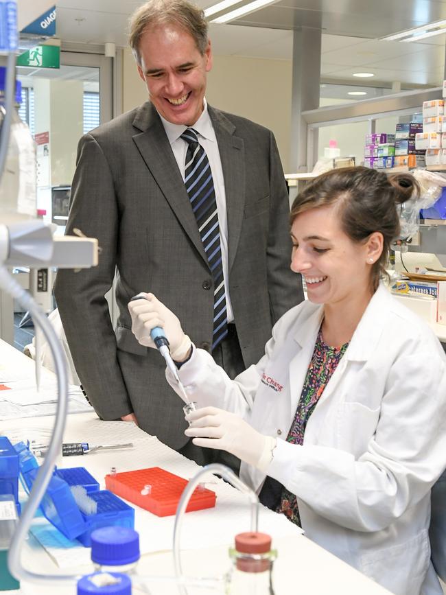 Professor Kovacic with a researcher at the Victor Chang Cardiac Research Institute.