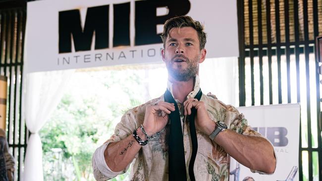 Chris Hemsworth gives master class on how to tie the iconic MIB tie. Picture: Getty