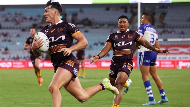 SYDNEY, AUSTRALIA - MARCH 20:  Herbie Farnworth of the Broncos breaks away to score a try during the round two NRL match between the Canterbury Bulldogs and the Brisbane Broncos at Accor Stadium, on March 20, 2022, in Sydney, Australia. (Photo by Mark Kolbe/Getty Images)