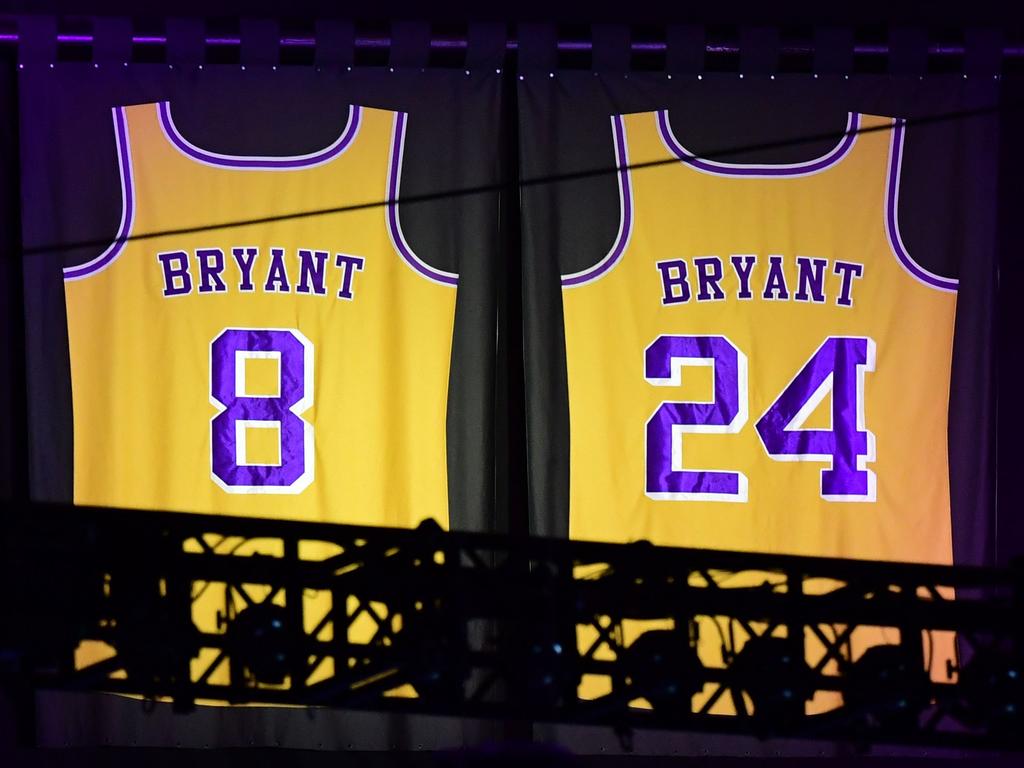 Michael Jordan Helps Vanessa Bryant At Kobe's Memorial — Wath – Hollywood  Life