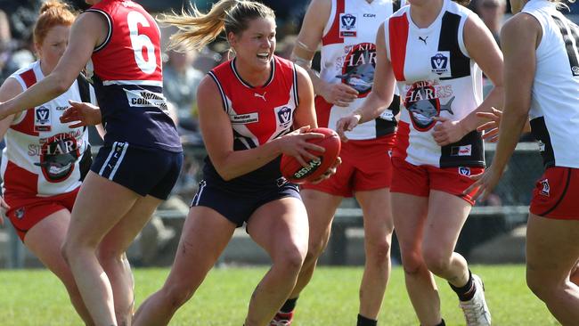 Darebin Falcons star Katie Brennan looks for an option on Saturday. Picture: Hamish Blair