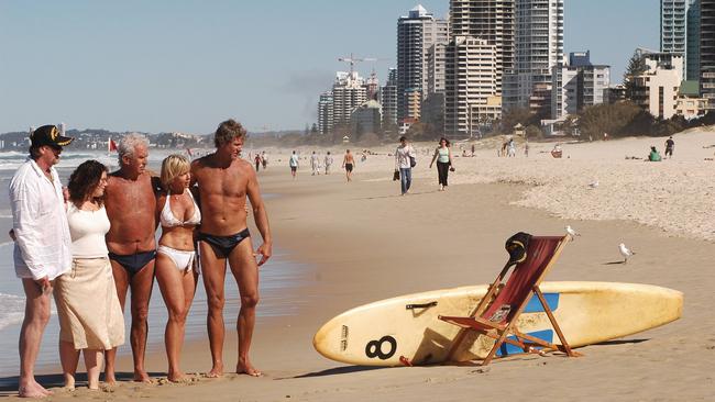 News BCM 10-9-04, Memorial service for Al Baldwin 'the suntan man' on Surfers Paradise Beach, (L-R) Close friends Adam O'Brien, daughter Amber, Karl Bonnett, Sue Bowen and lifeguard Robert Dorrough with Al's Board and Chair. PicPaulRiley