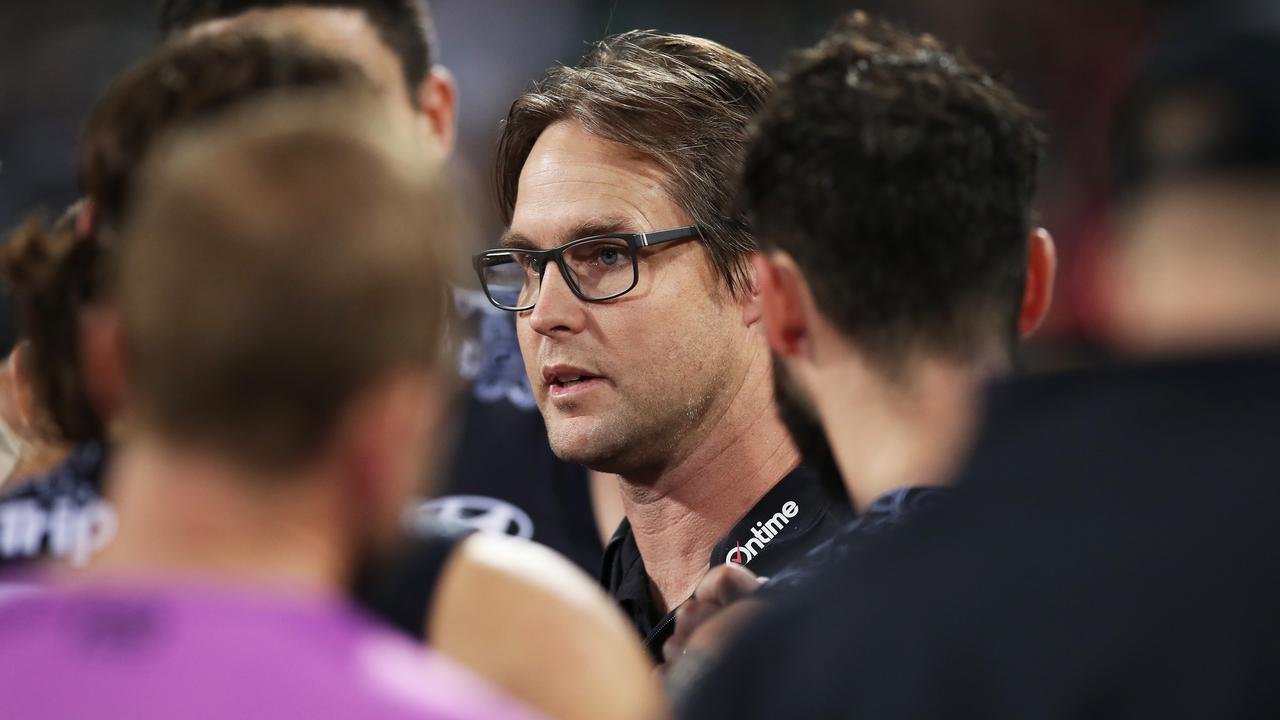 Carlton head coach David Teague speaks to players at three quarter time of their loss to West Coast. (Photo by Matt King/AFL Photos/via Getty Images)