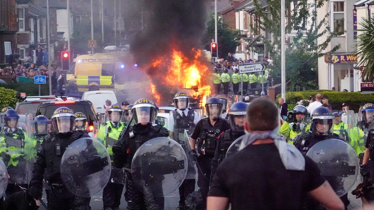 Chaos erupts as far-right extremists riot following deadly stabbing ...