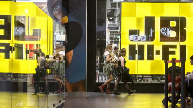 A JB Hi-Fi store in Melbourne’s CBD was also added to the list. Picture: NCA NewsWire / David Geraghty