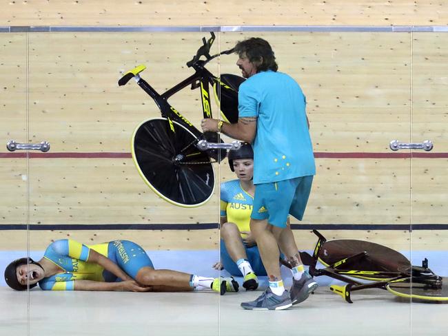 Melissa Hoskins came off worse in a training session crash in the velodrome.