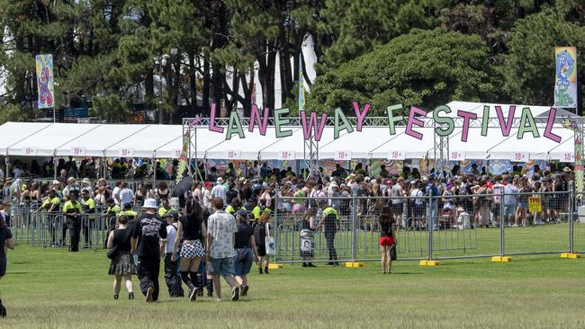 SYDNEY, AUSTRALIA - NewsWire Photos - February 09, 2025: Crowds arriving for the Laneway Music Festival in Centennial Park. Picture: NewsWire / Simon Bullard.