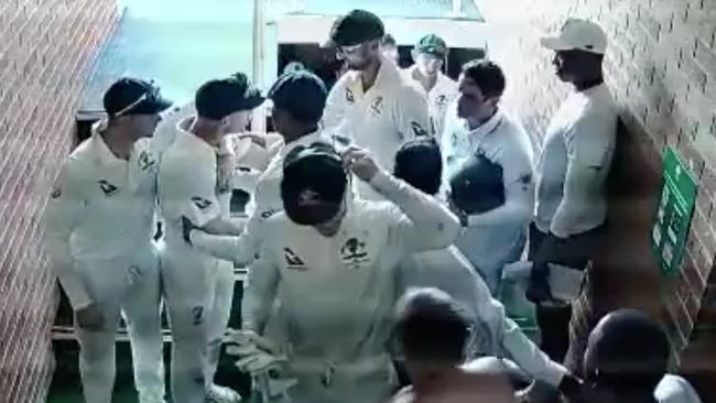 Players are forced to come between Quinton de Kock and David Warner.