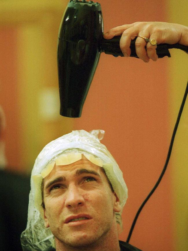 Jason Akermanis was committed to maintaining his blonde hair in 2001.