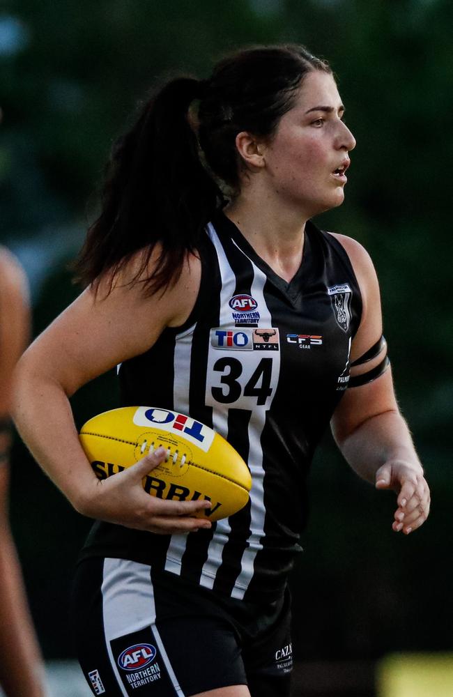 Palmerston Magpies' Erica Rowe (#34). Picture: AFLNT Media / Celina Whan.