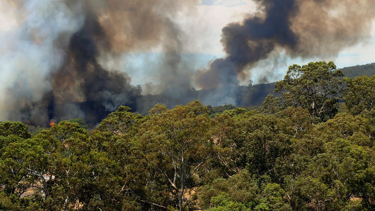 Out of control bushfire threatens Grampians town | The Australian