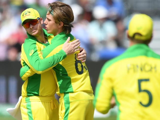 Australia's Steve Smith (L) and Australia's Adam Zampa (C) celebrate the wicket of Afghanistan's Rahmat Shah for 43 during the 2019 Cricket World Cup group stage match between Afghanistan and Australia at Bristol County Ground in Bristol, southwest England, on June 1, 2019. (Photo by Dibyangshu SARKAR / AFP) / RESTRICTED TO EDITORIAL USE