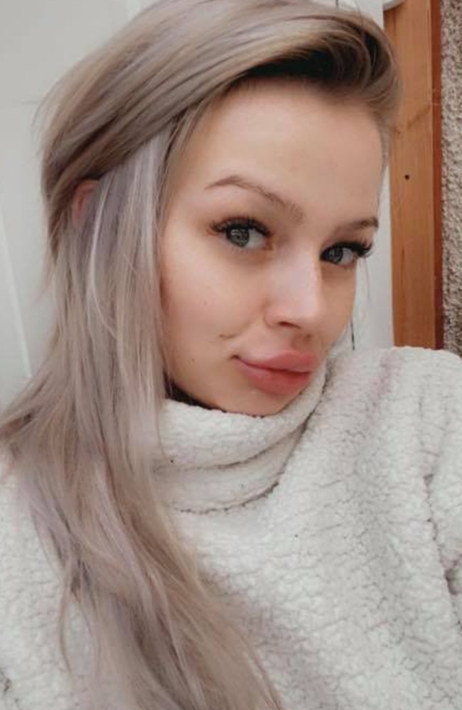 She took to her Facebook page to share before and after snaps of her incredible transformation. Picture: Facebook/Demi-Nicole Dunlop