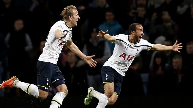 Tottenham Hotspur's English striker Harry Kane (L) celebrates.