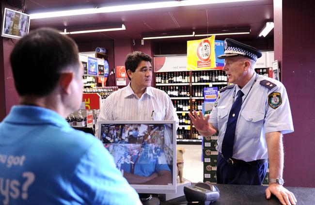 Liquorland manager Herman Lai talks to Parramatta MP Geoff Lee and Superintendent Robert Barnett in 2012. The shop was often robbed.