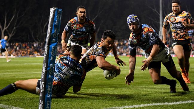 Thurston can’t stop David Nofoaluma scoring. (AAP Image/Dan Himbrechts)