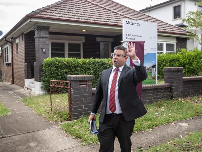 22/03/25. Weekend Telegraph. Real Estate. Concord, Sydney,NSW. Pics by Julian Andrews.Pics from the auction of 8, Alton avenue in Concord, as auctioneer Emanuel Comino brings down the gavel on the sale.