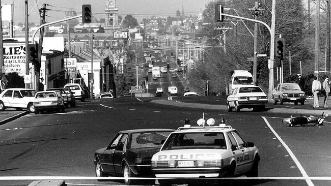 Police at scene of massacre at Hoddle Street, Clifton Hill, Melbourne, where six people died. 10/08/87. Victoria (Vic) / Massacres