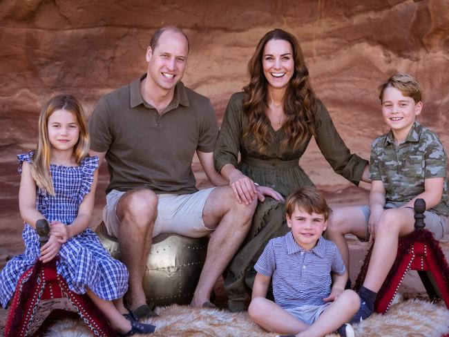 The Cambridge family Christmas picture. Prine William and Kate Middleton with their children Charlotte and Lous (front) and George (right).