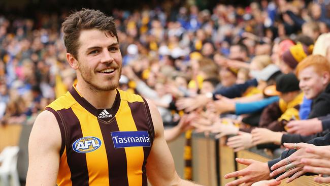 Isaac Smith has re-signed with Hawthorn until 2020.