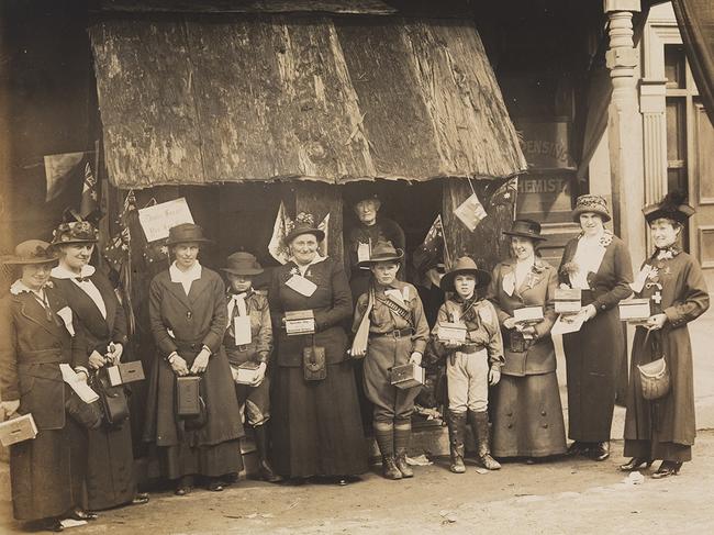 A Red Cross stall on Belmore Rd, Randwick for the World War I 'Australia Day' fundraiser in 1915.