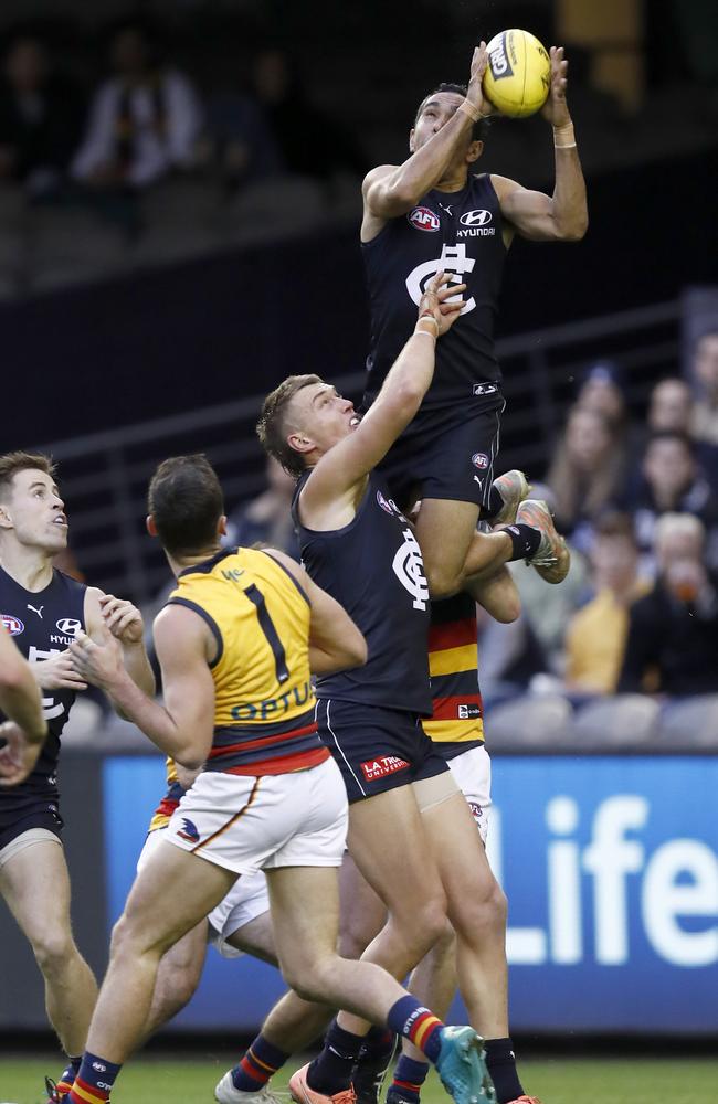 Eddie Betts reaches for the sky but fails to hold the towering grab. Picture: Getty Images