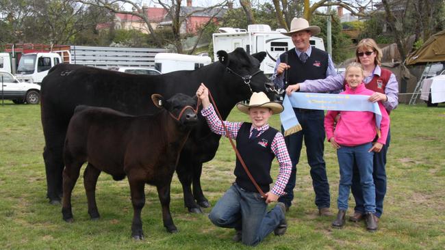 Mum: Supreme beef exhibit Platinum Angus Fleur Ru with Daryl and Kate Heazlewood and kids Tom and Olivia.