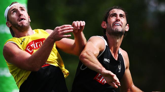 Lynden Dunn (left) and Brodie Grundy jostle for position. Picture: Getty