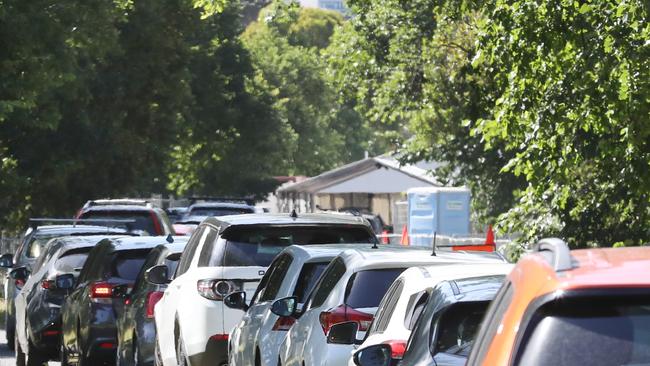 Covid testing queue at Albert Park as COVID 19 numbers begin to increase across Melbourne. Monday, DECEMBER 20, 2021. Picture: David Crosling