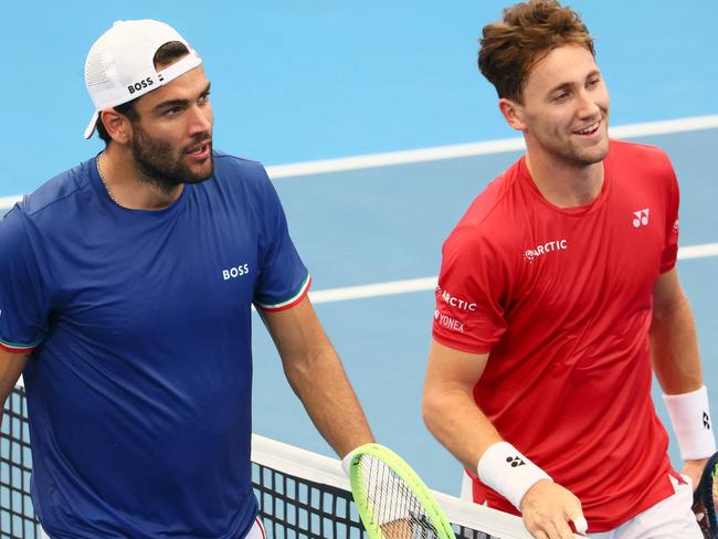 Matteo Berrettini (L) after beating Casper Ruud (R). Picture: Patrick Hamilton/AFP