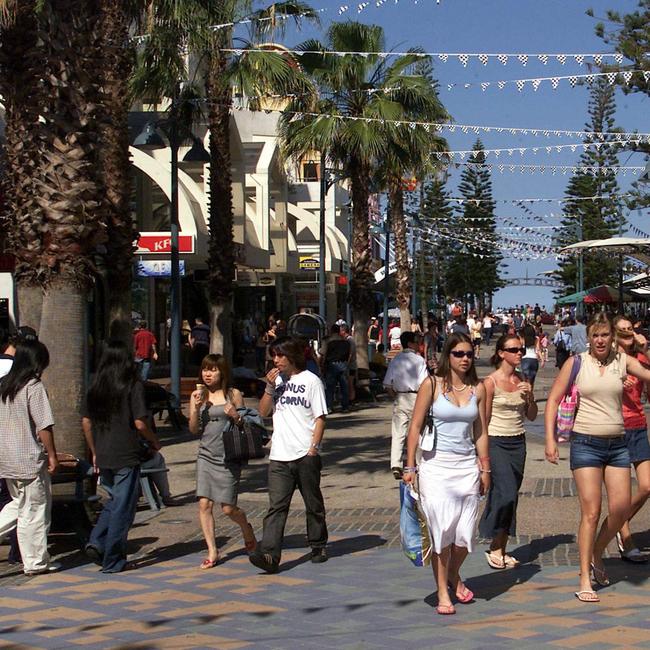 2002 Crowd in Cavill Ave