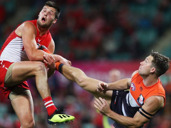 Giants Toby Greene kicks Sydney's Nic Newman to mark a ball during AFL Elimination Final between the Sydney Swans and GWS Giants at the SCG. Picture. Phil Hillyard