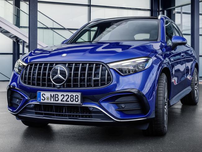 Mercedes-AMG GLC 43 4MATIC SUV (Kraftstoffverbrauch kombiniert 10,2-9,8 l/100 km, CO2-Emissionen kombiniert 232-223 g/km) Exterieur: Spektral blau; Interieur: Leder AMG schwarz mit roter Ziernaht;Kraftstoffverbrauch kombiniert 10,2-9,8 l/100 km, CO2-Emissionen kombiniert 232-223 g/km* Mercedes-AMG GLC 43 4MATIC SUV (combined fuel consumption, weighted: 10.2-9.8 l/100 km; combined CO2 emissions, weighted: 232-223 g/km) exterior: spectral blue; interior: leather AMG black with red stitching;Combined fuel consumption, weighted: 10.2-9.8 l/100* km; combined CO2 emissions, weighted: 232-223 g/km*