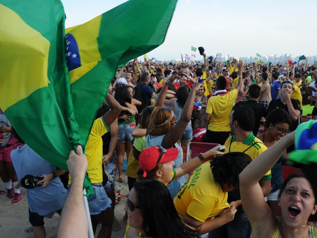 Fans of Brazil react during the FIFA World Cup match against Chile, at the Fan Fest in Rio de Janeiro on June 28, 2014. AFP PHOTO / TASSO MARCELO