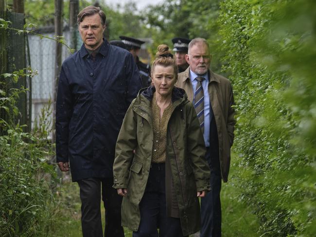 (l-r) Ian St Clair (DAVID MORRISSEY), Supporting artists, Julie Jackson (LESLIE MANVILLE), Kevin Salisbury (ROBERT GLENISTER)